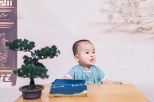 红河怀孕肚子中间凹两边凸