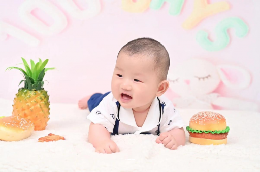 红河宝宝在妈妈肚子里